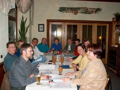 Mitglieder des Festausschusses bei einer Sitzung im Mai 2003. 